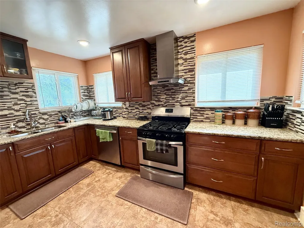 21370 Masch Avenue Warren City MI 48091