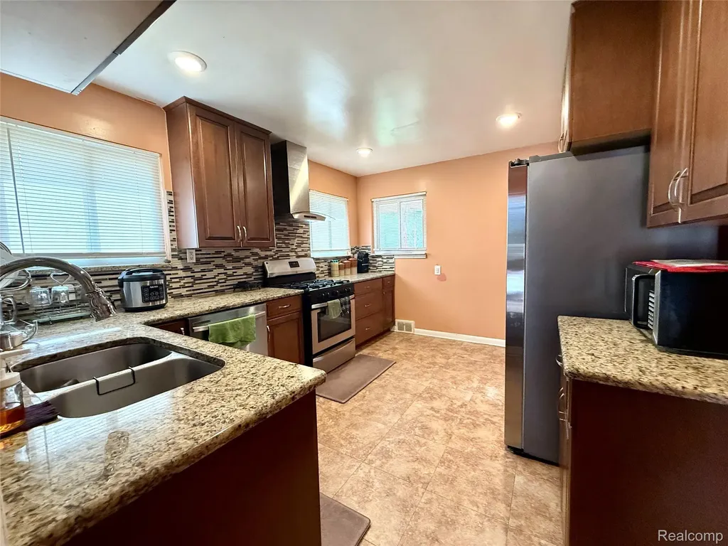 21370 Masch Avenue Warren City MI 48091