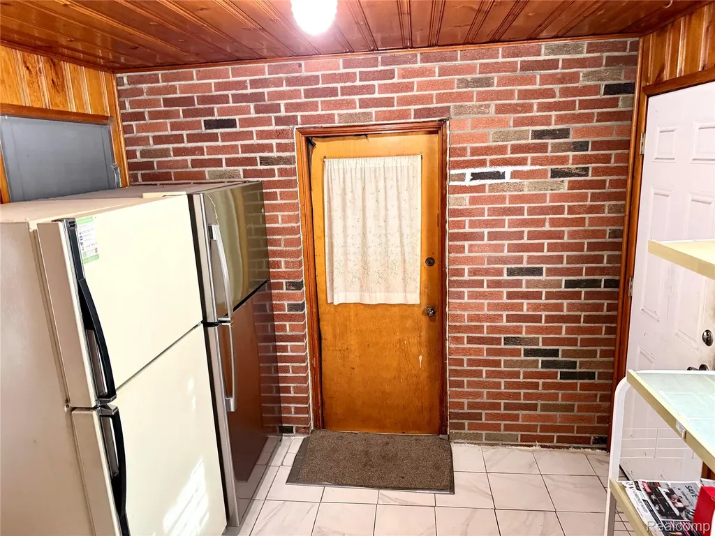21370 Masch Avenue Warren City MI 48091