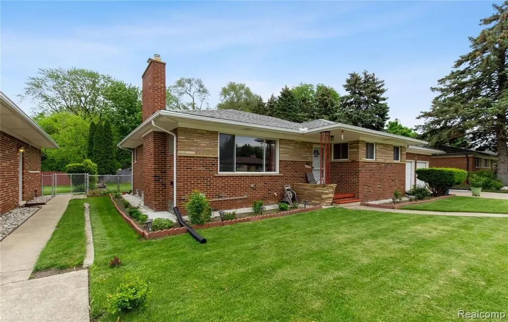 21370 Masch Avenue Warren City MI 48091