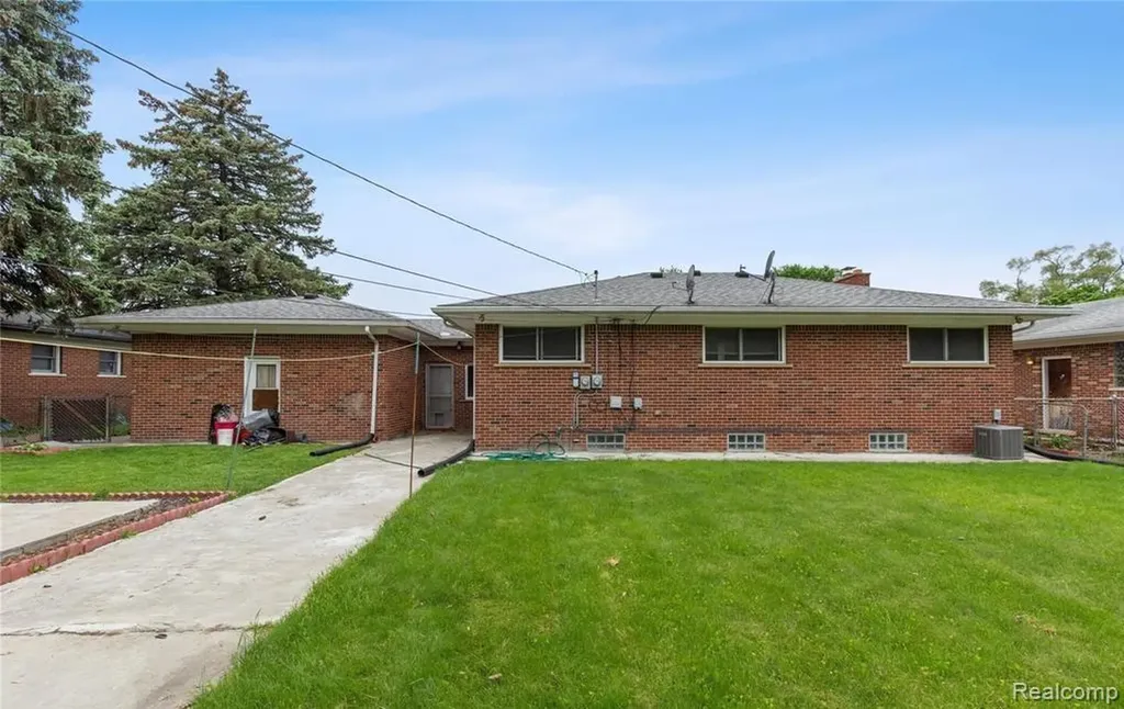 21370 Masch Avenue Warren City MI 48091