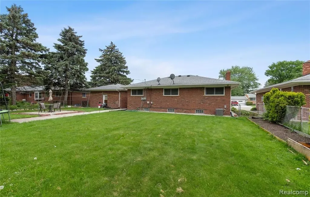 21370 Masch Avenue Warren City MI 48091