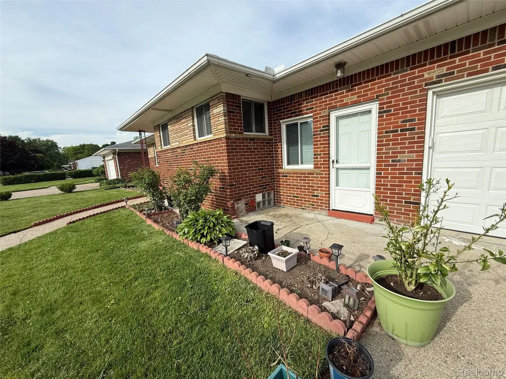 21370 Masch Avenue Warren City MI 48091