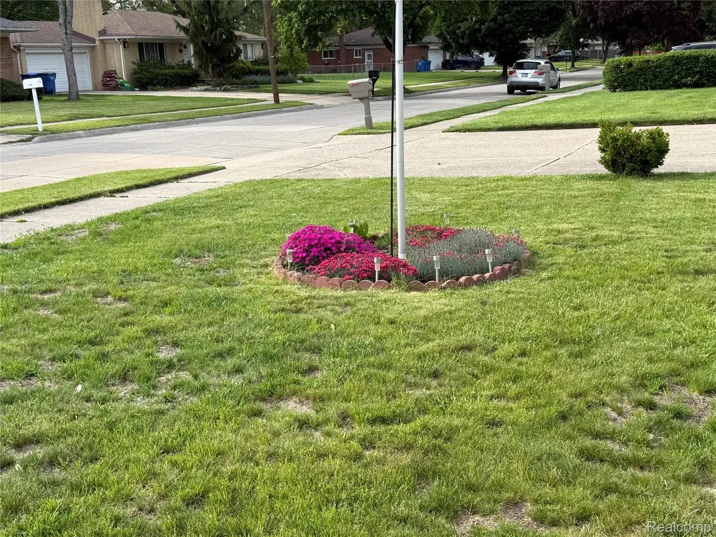 21370 Masch Avenue Warren City MI 48091