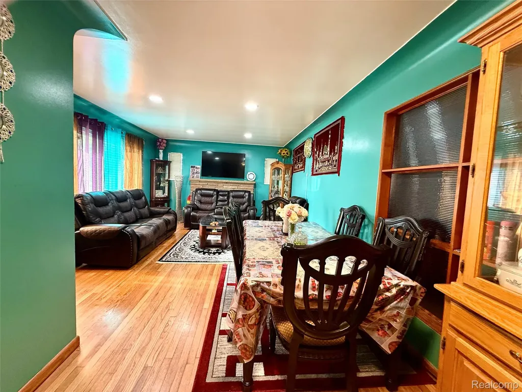 21370 Masch Avenue Warren City MI 48091