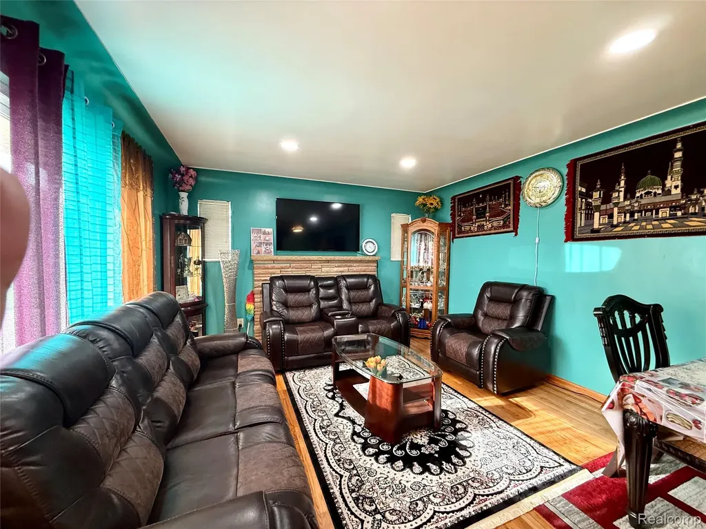 21370 Masch Avenue Warren City MI 48091