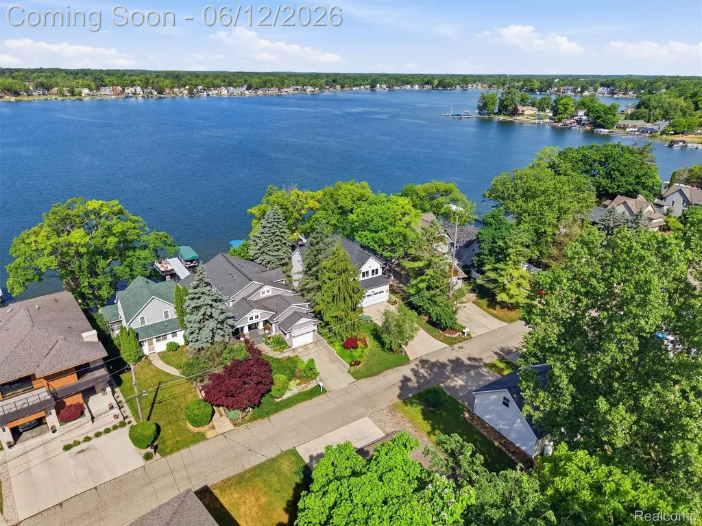 12224 Mantawauka Drive Fenton Charter Township MI 48430
