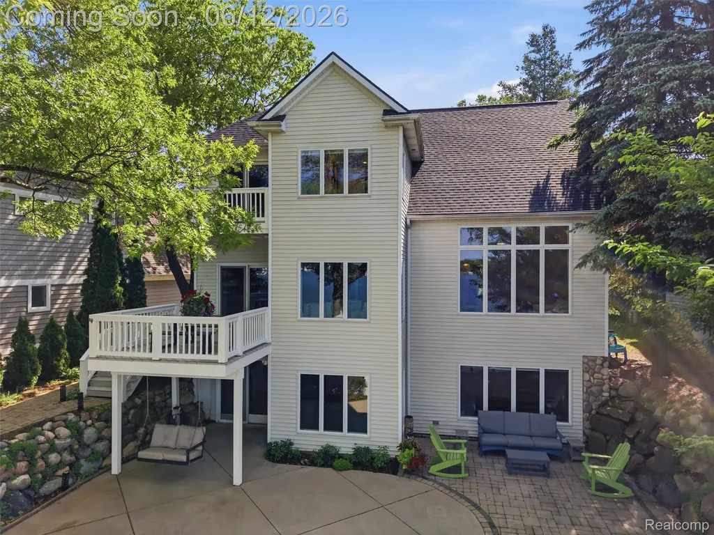 12224 Mantawauka Drive Fenton Charter Township MI 48430