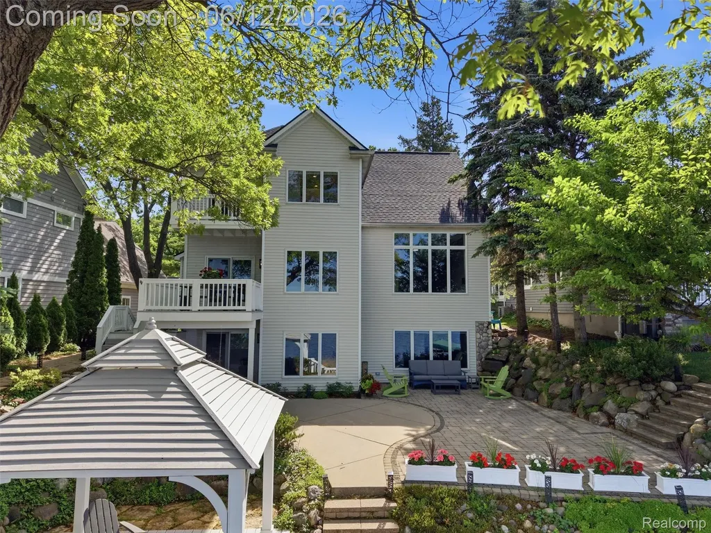 12224 Mantawauka Drive Fenton Charter Township MI 48430