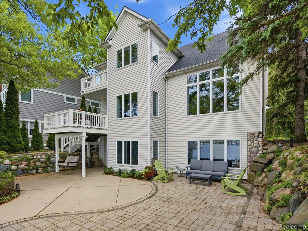 12224 Mantawauka Drive Fenton Charter Township MI 48430
