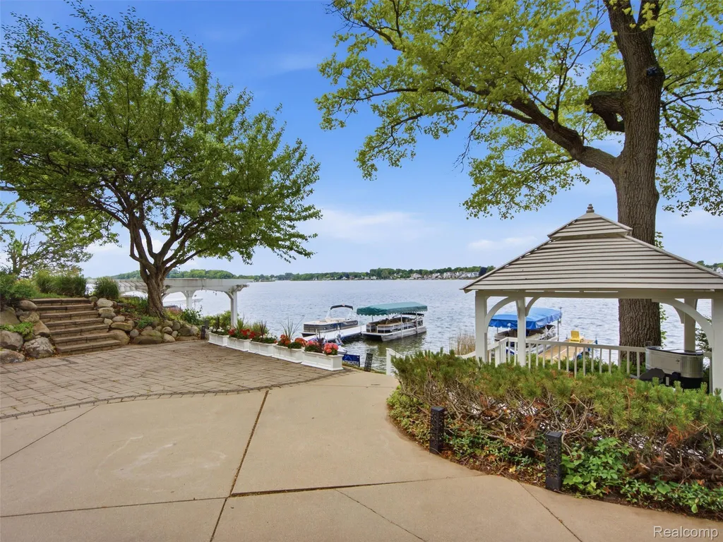 12224 Mantawauka Drive Fenton Charter Township MI 48430