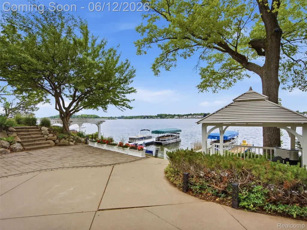12224 Mantawauka Drive Fenton Charter Township MI 48430