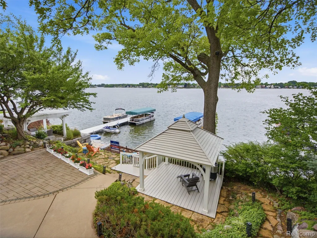 12224 Mantawauka Drive Fenton Charter Township MI 48430