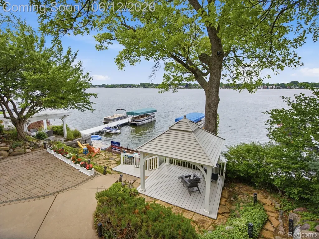12224 Mantawauka Drive Fenton Charter Township MI 48430