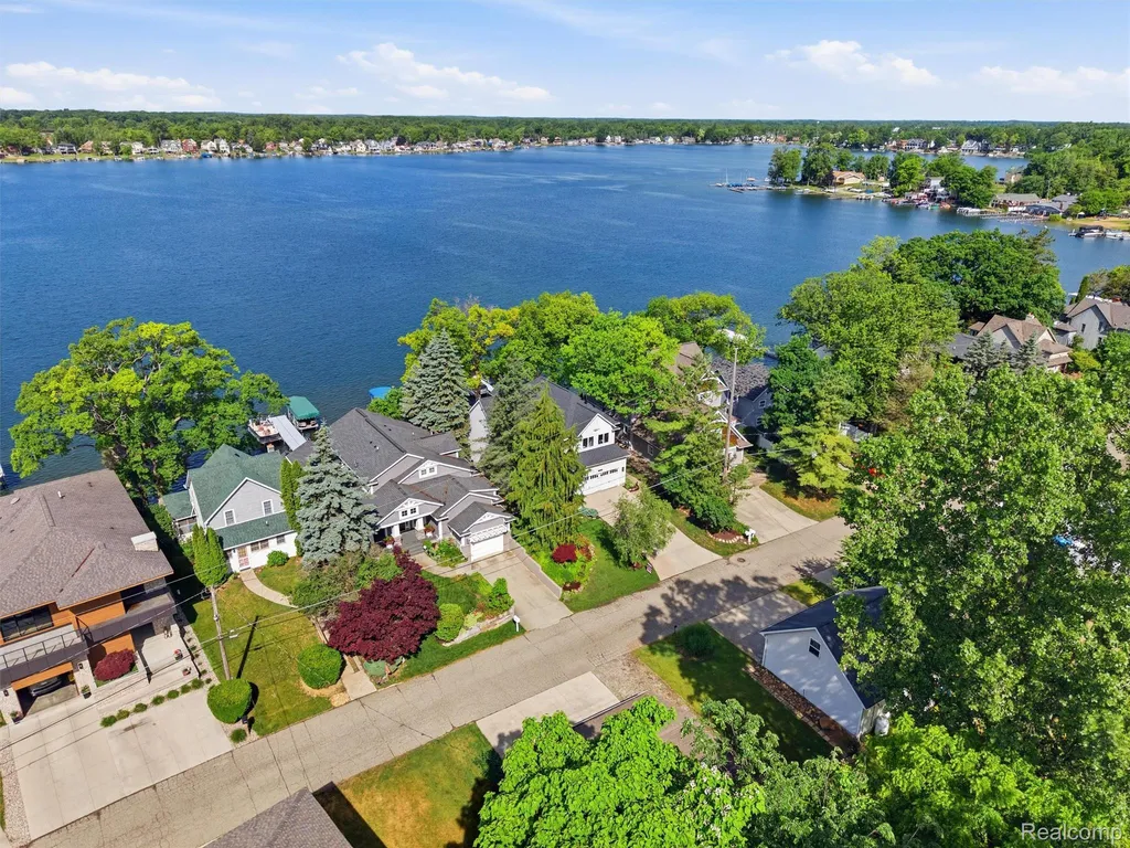 12224 Mantawauka Drive Fenton Charter Township MI 48430