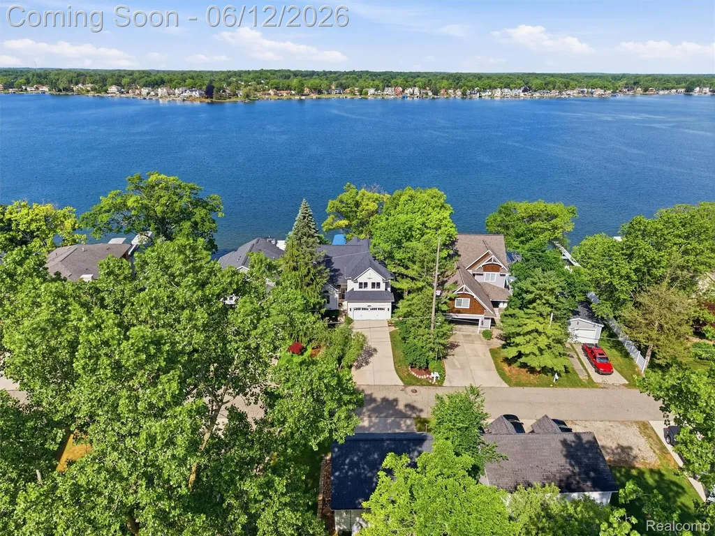 12224 Mantawauka Drive Fenton Charter Township MI 48430