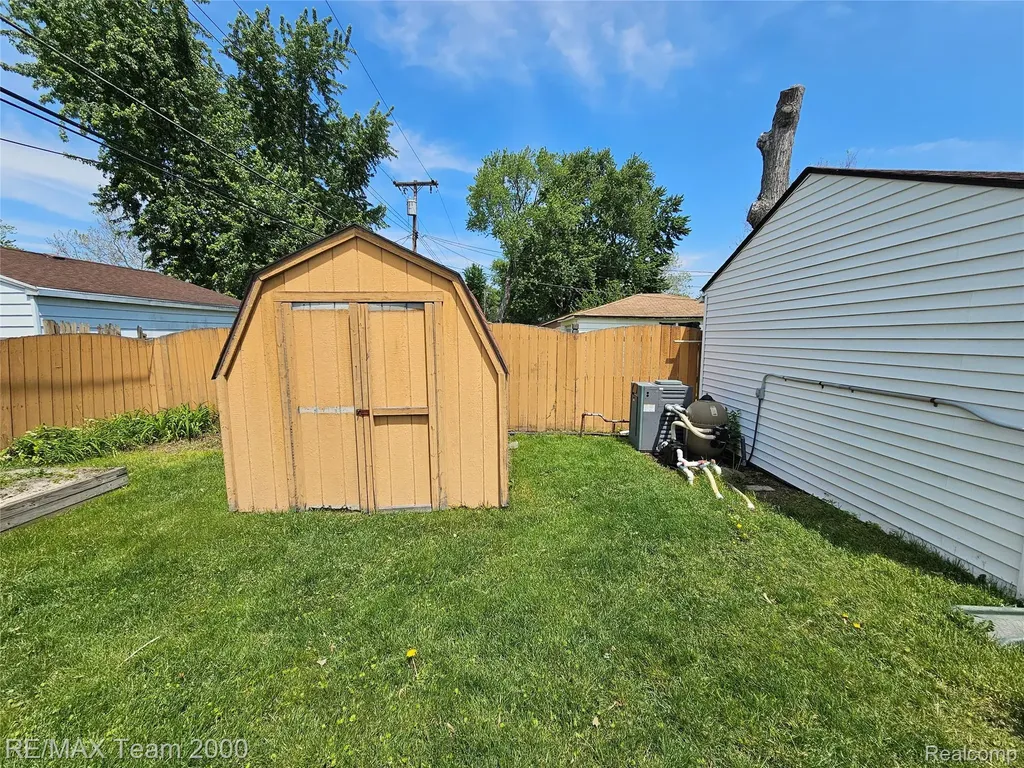 8035 Donna Street Westland City MI 48185