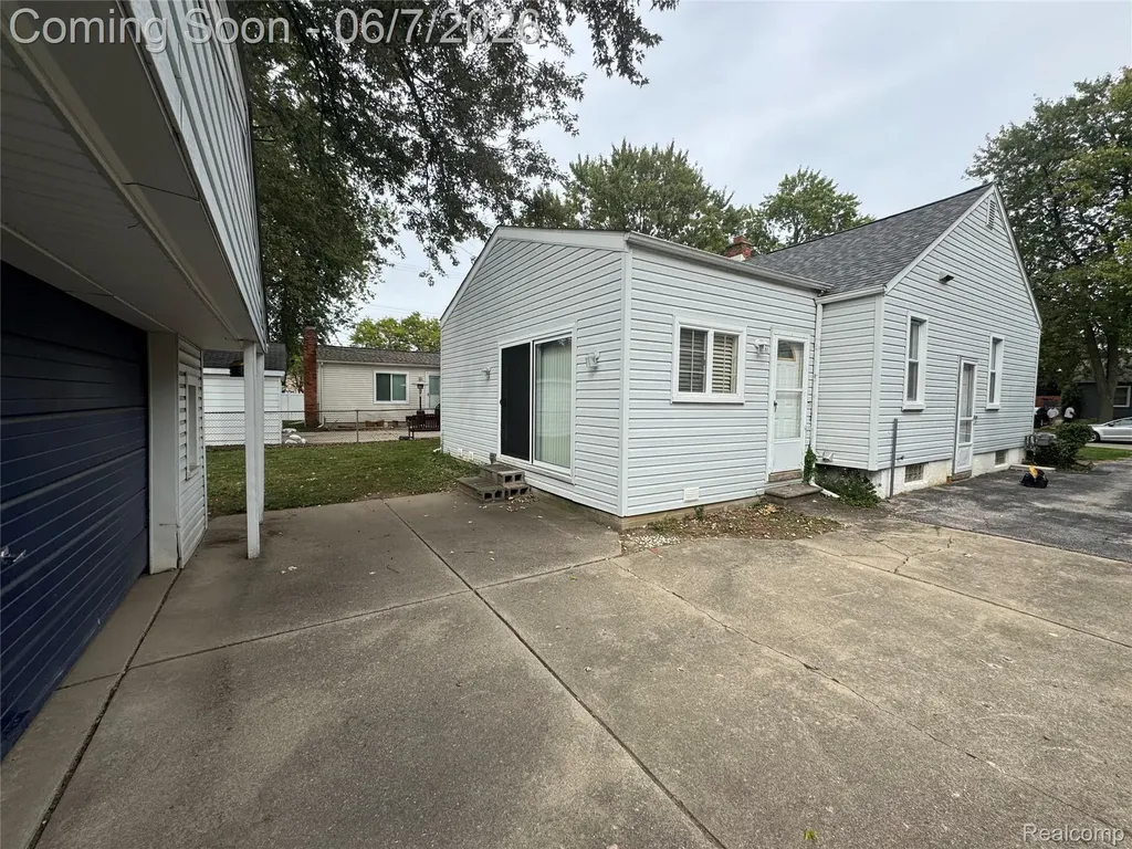 4235 Buckingham Avenue Berkley City MI 48072