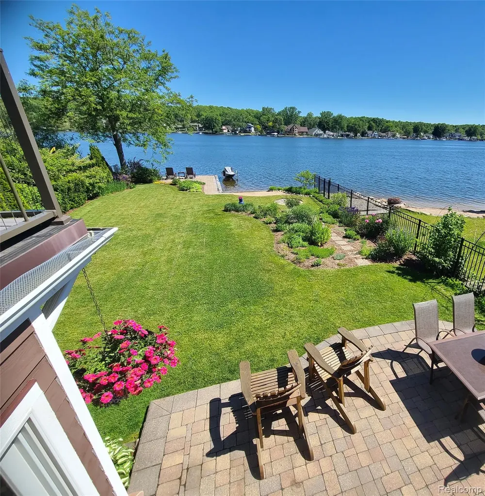 9568 Buckingham Street White Lake Charter Township MI 48386