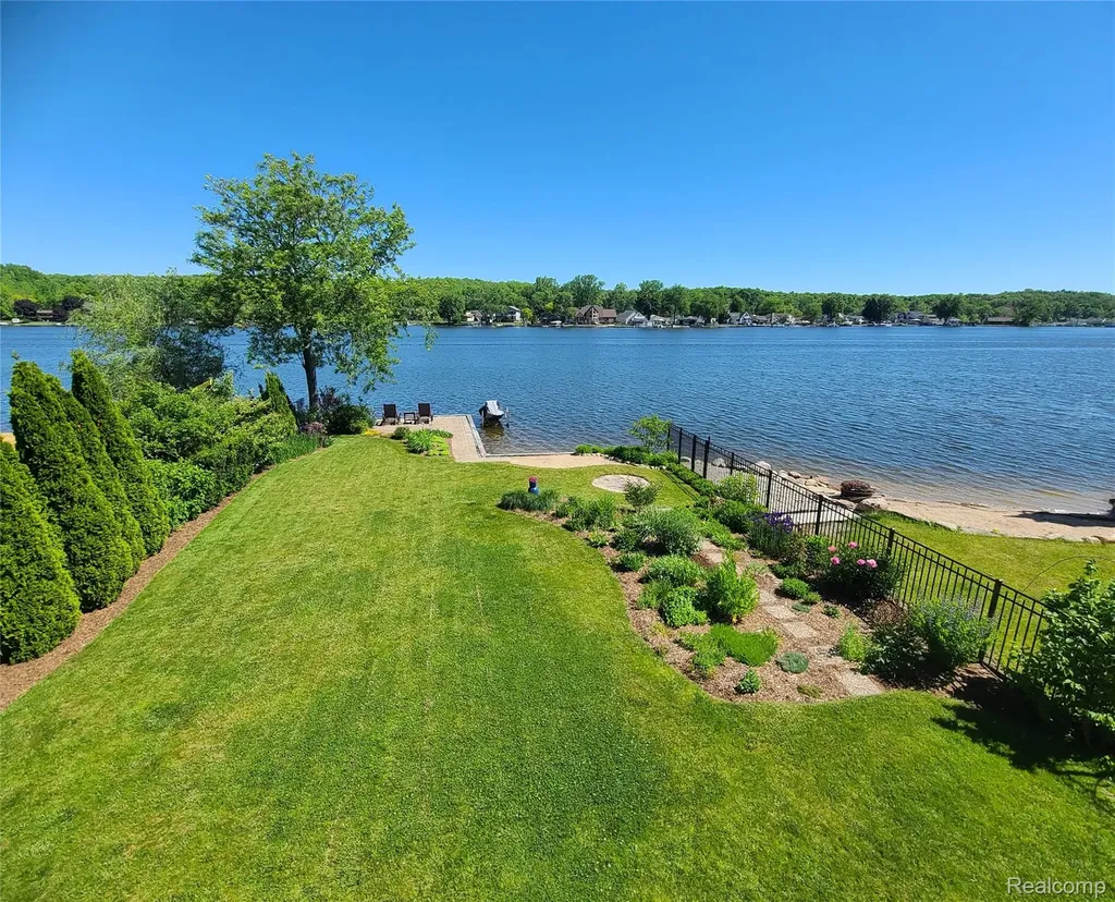 9568 Buckingham Street White Lake Charter Township MI 48386