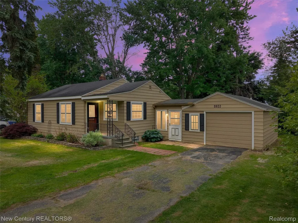 5933 Dwight Avenue Waterford Charter Township MI 48327