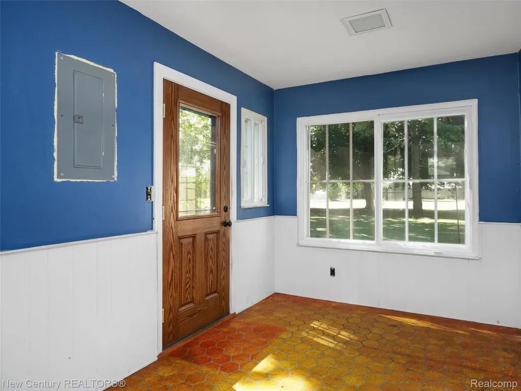 5933 Dwight Avenue Waterford Charter Township MI 48327