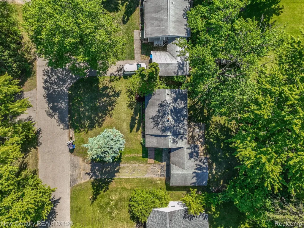 5933 Dwight Avenue Waterford Charter Township MI 48327