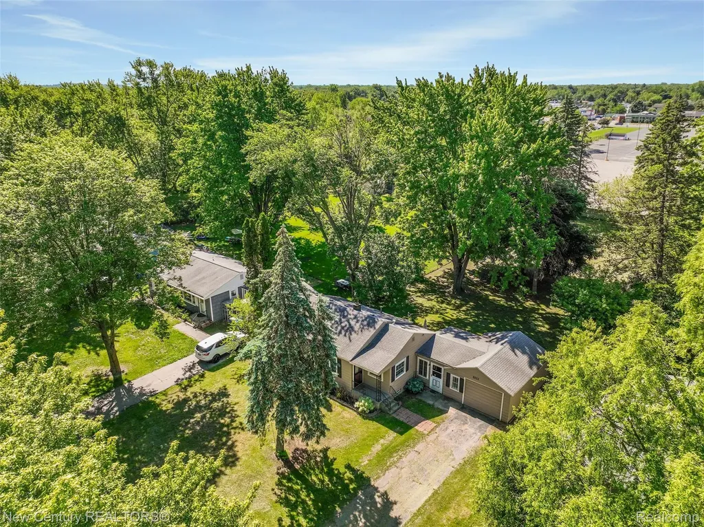 5933 Dwight Avenue Waterford Charter Township MI 48327