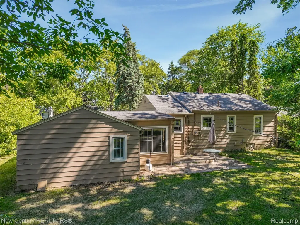 5933 Dwight Avenue Waterford Charter Township MI 48327