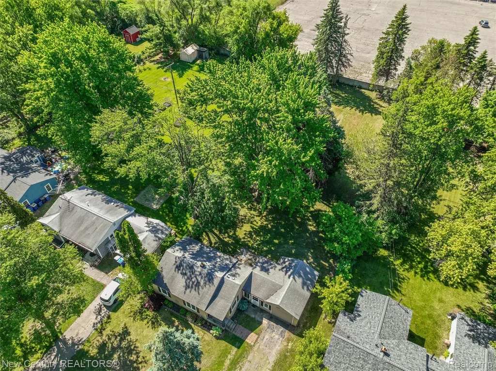5933 Dwight Avenue Waterford Charter Township MI 48327