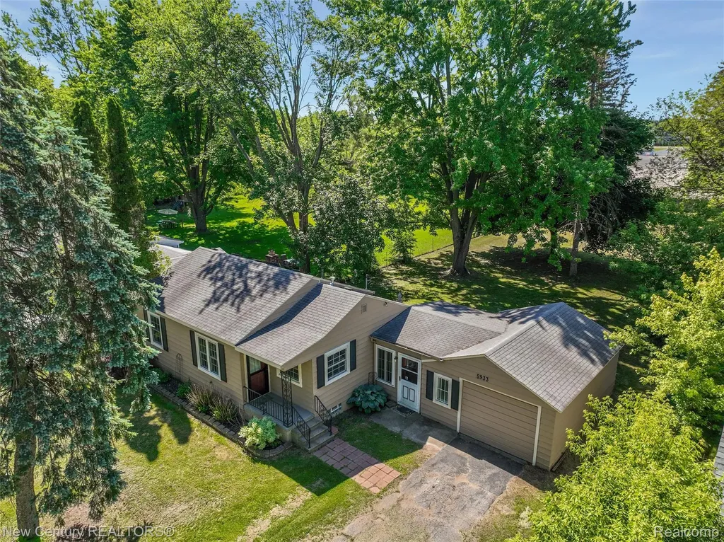 5933 Dwight Avenue Waterford Charter Township MI 48327