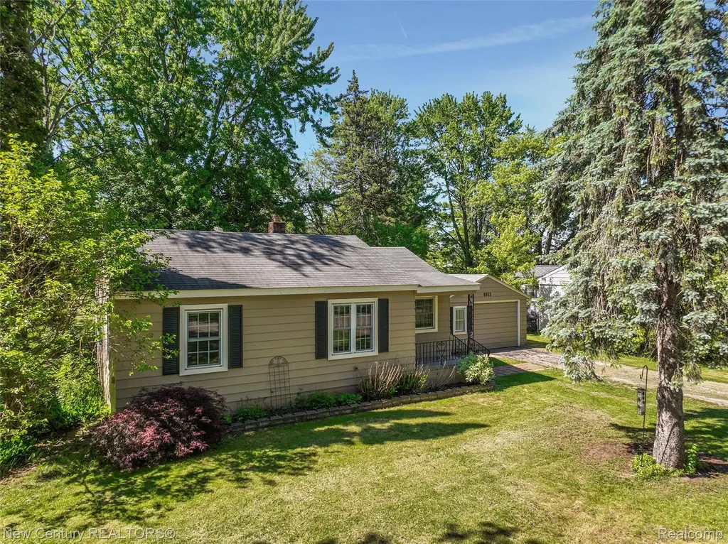 5933 Dwight Avenue Waterford Charter Township MI 48327