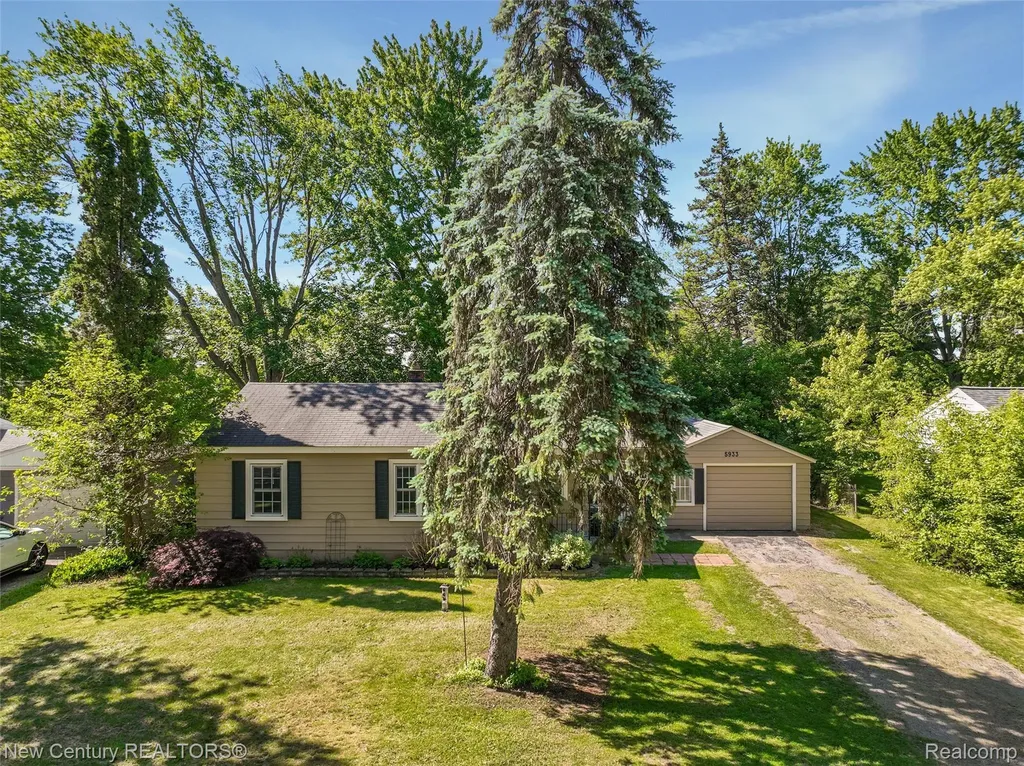 5933 Dwight Avenue Waterford Charter Township MI 48327