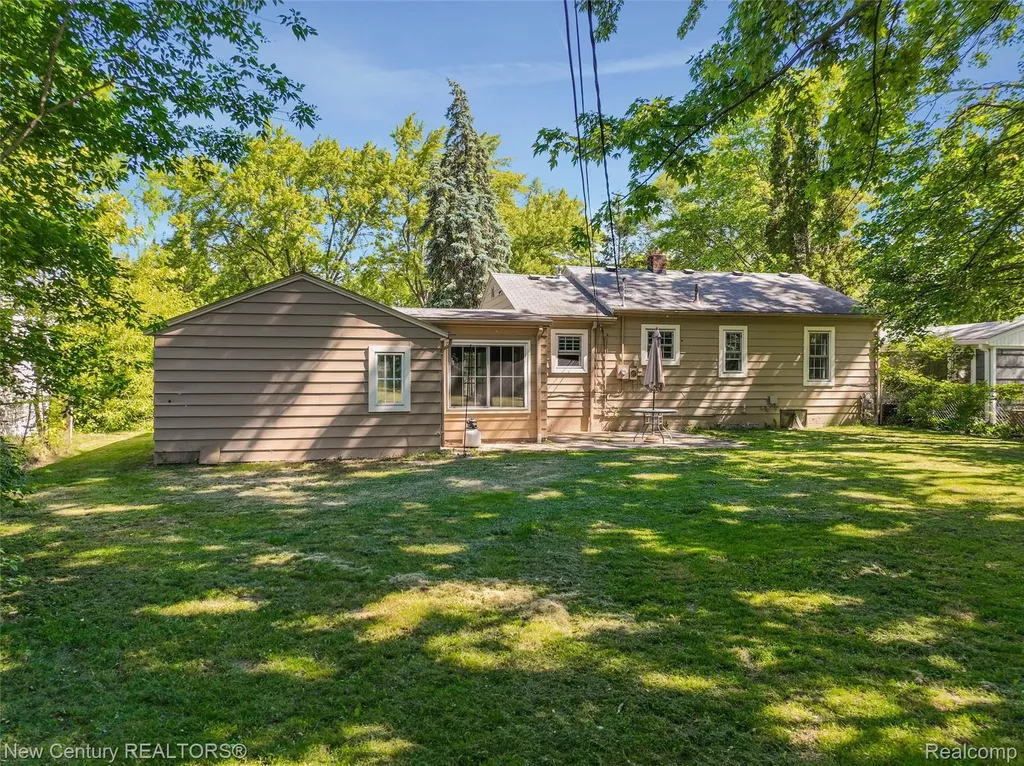 5933 Dwight Avenue Waterford Charter Township MI 48327