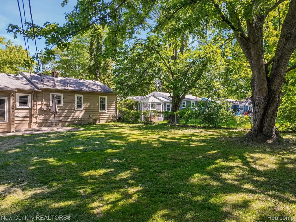 5933 Dwight Avenue Waterford Charter Township MI 48327