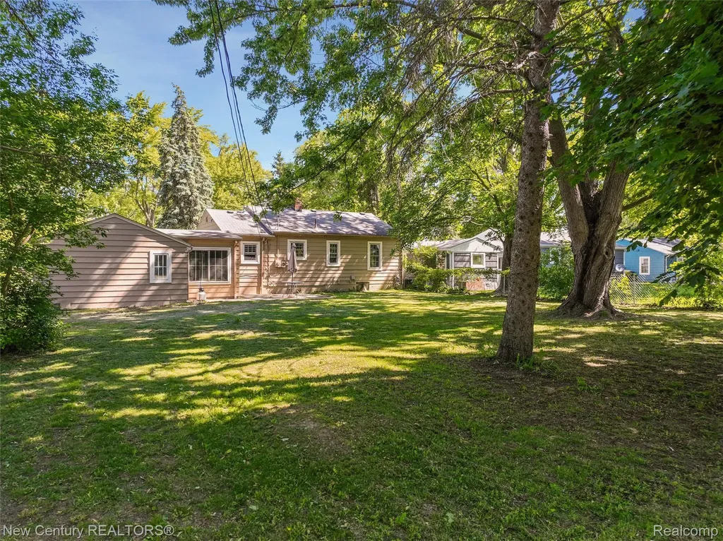 5933 Dwight Avenue Waterford Charter Township MI 48327