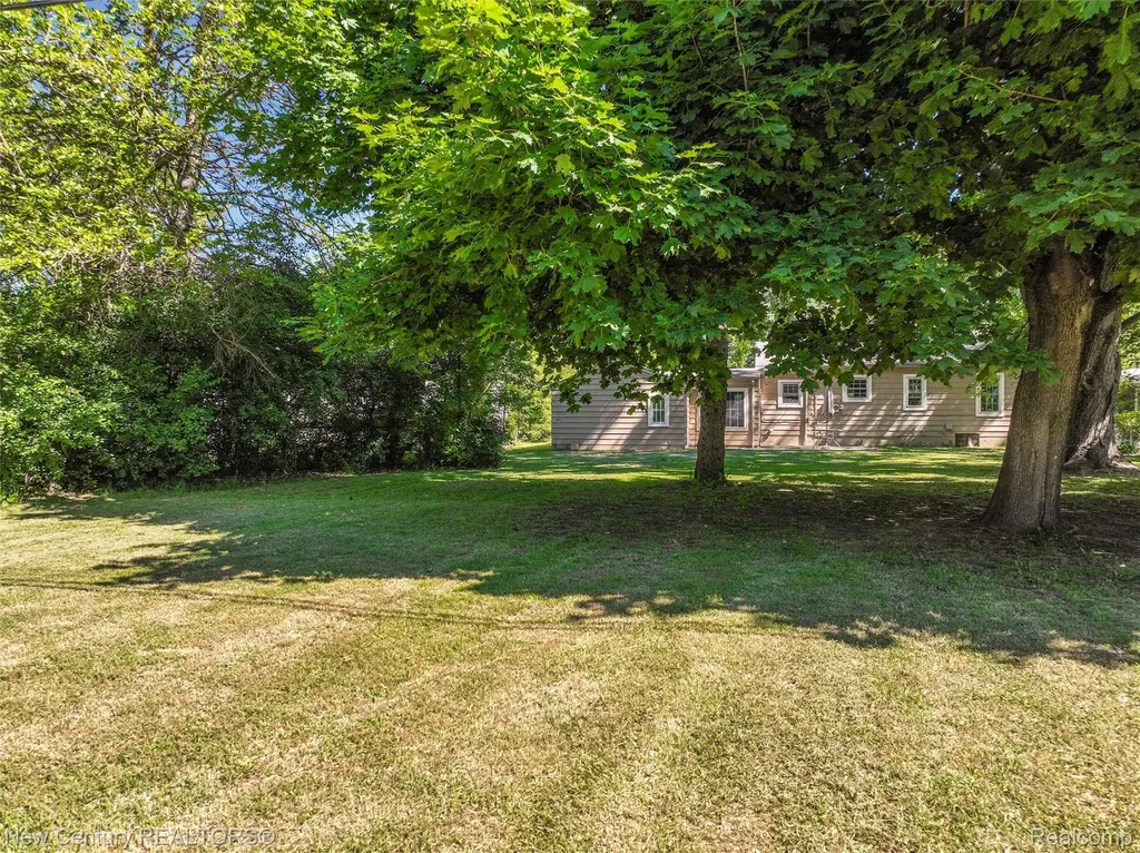 5933 Dwight Avenue Waterford Charter Township MI 48327