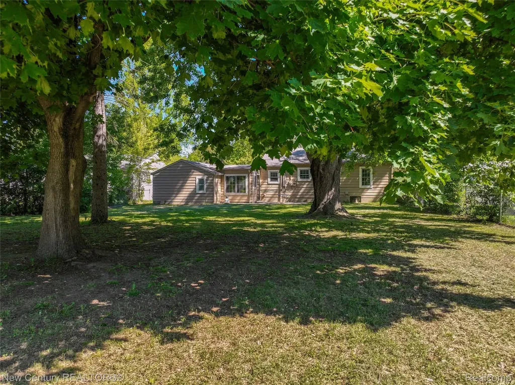 5933 Dwight Avenue Waterford Charter Township MI 48327