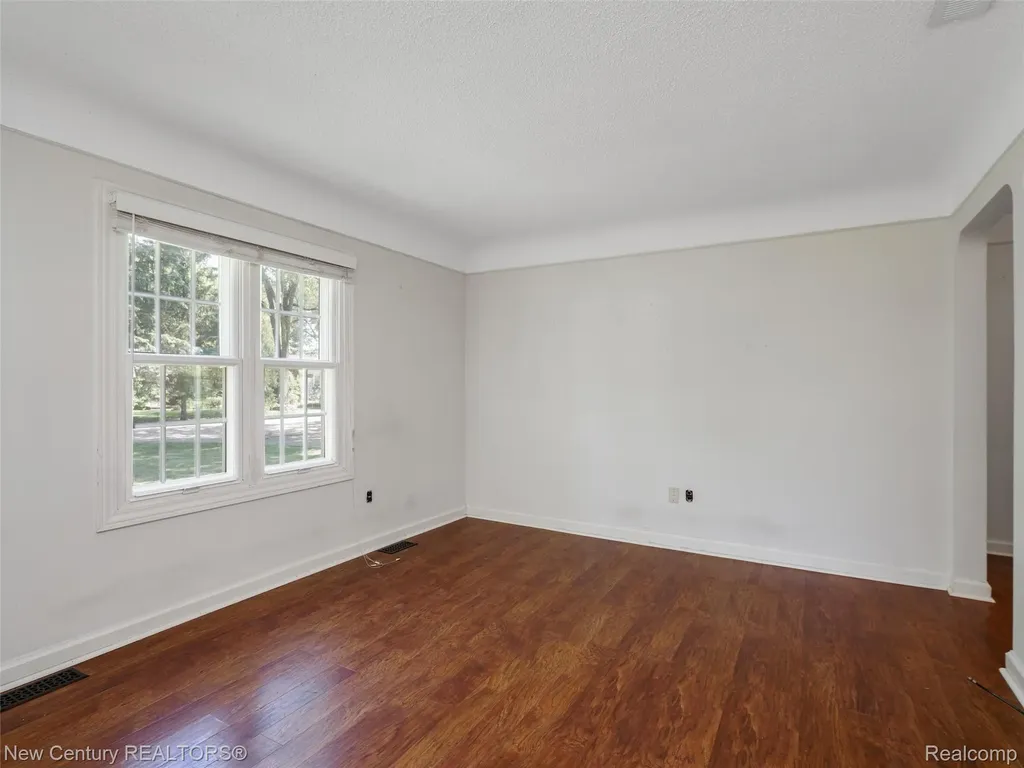 5933 Dwight Avenue Waterford Charter Township MI 48327