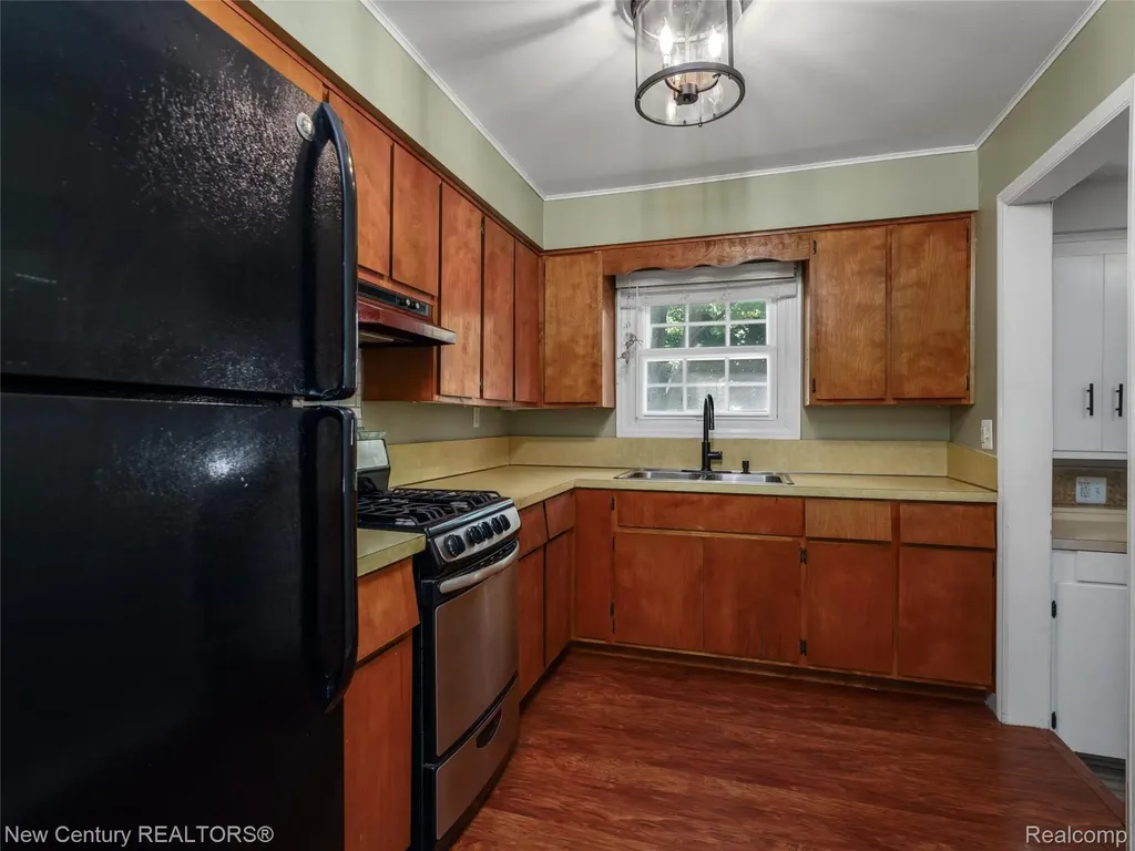 5933 Dwight Avenue Waterford Charter Township MI 48327