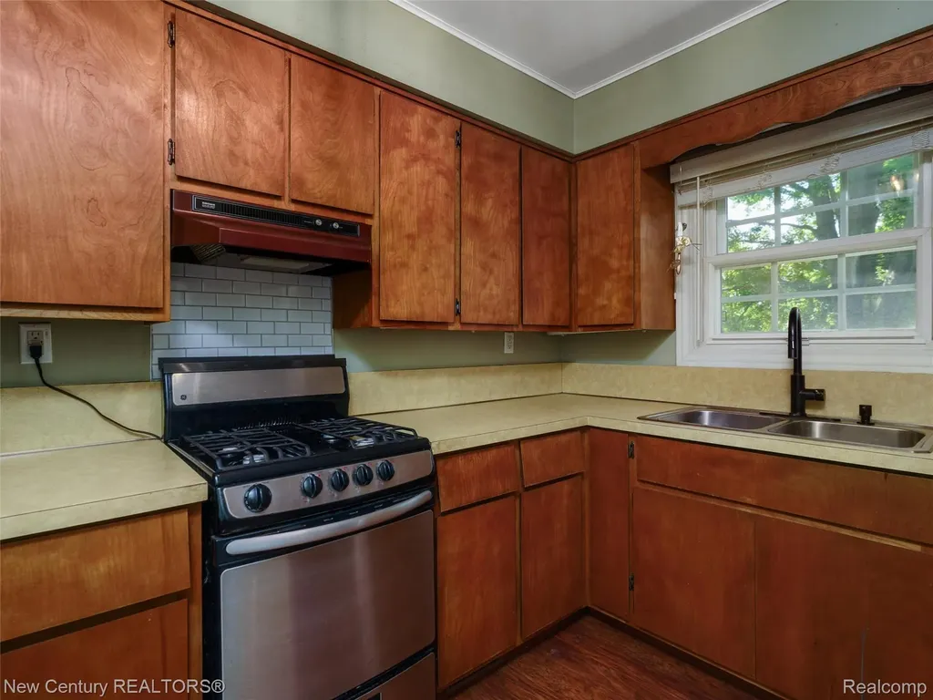 5933 Dwight Avenue Waterford Charter Township MI 48327