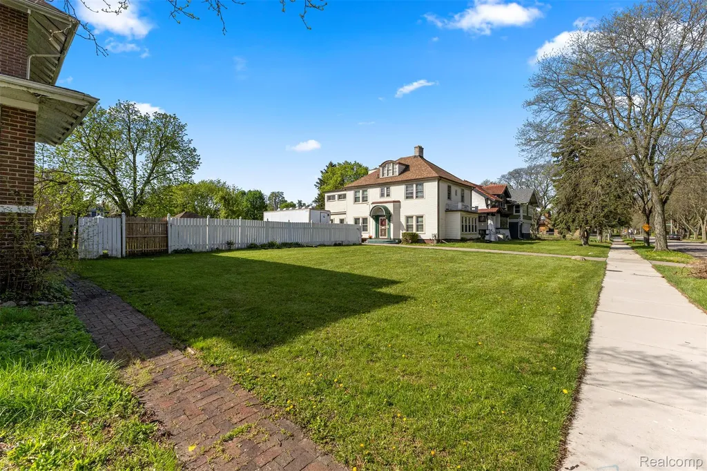 2231 N La Salle Gardens Detroit City MI 48206
