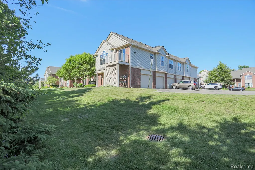 1859 Flagstone Circle Rochester City MI 48307