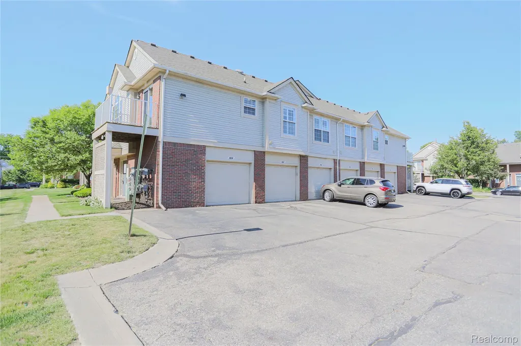 1859 Flagstone Circle Rochester City MI 48307
