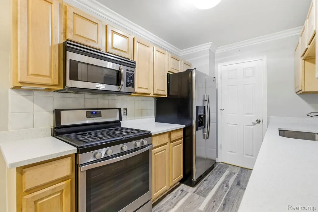 33751 Bayview Drive Chesterfield Township MI 48047