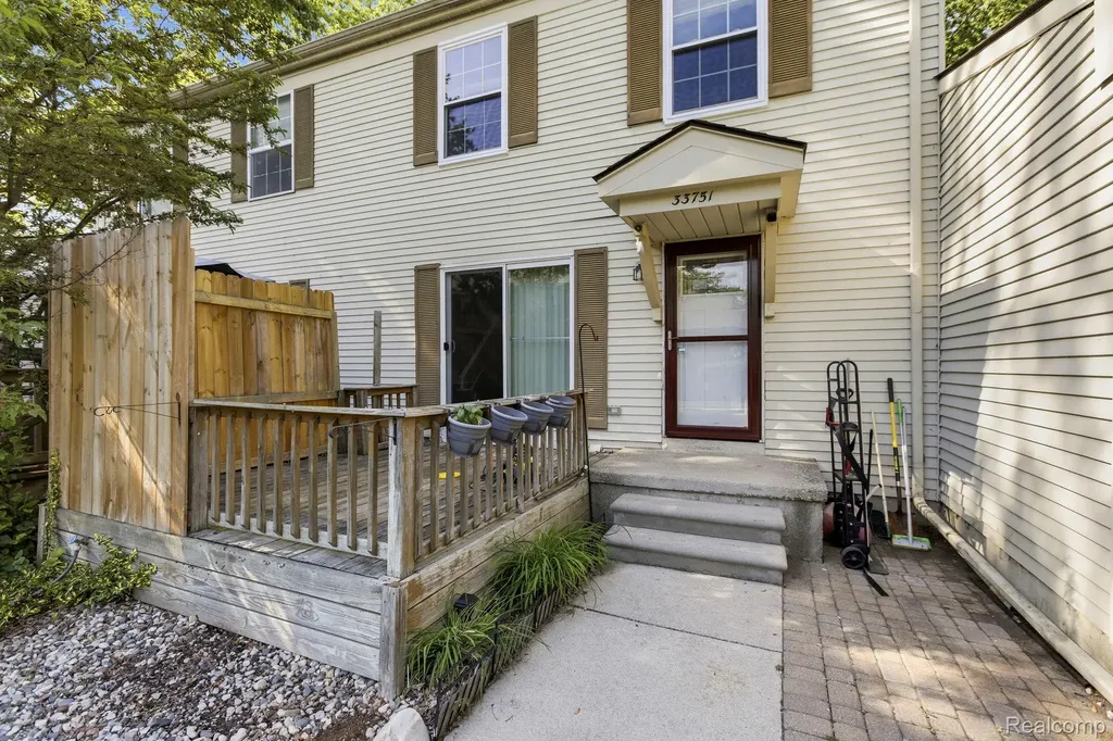 33751 Bayview Drive Chesterfield Township MI 48047