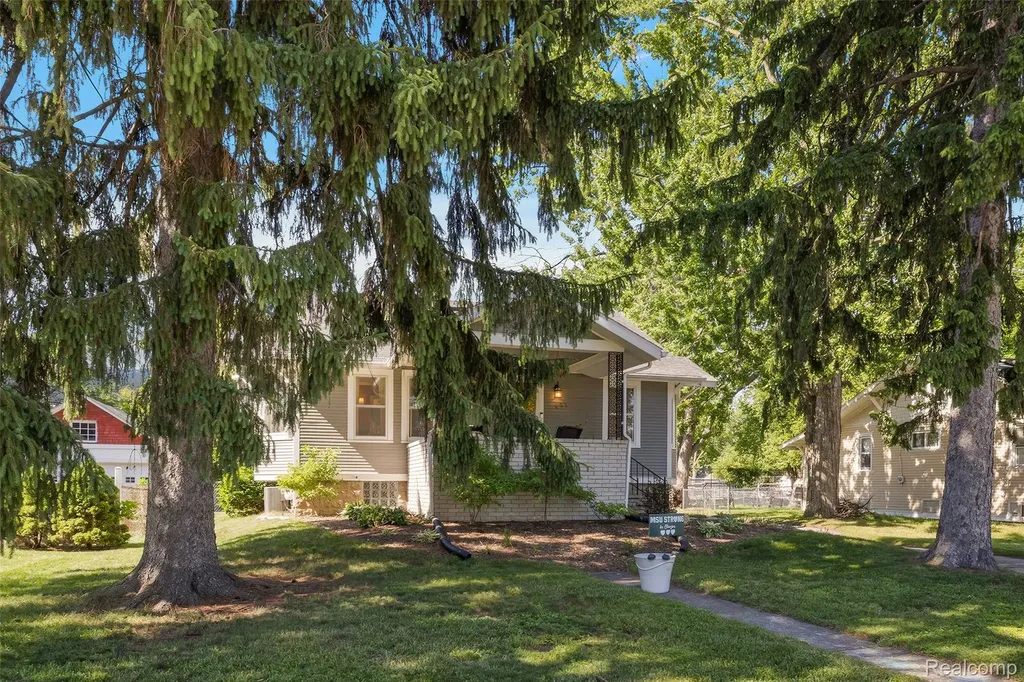 495 Lincoln Avenue Clawson City MI 48017