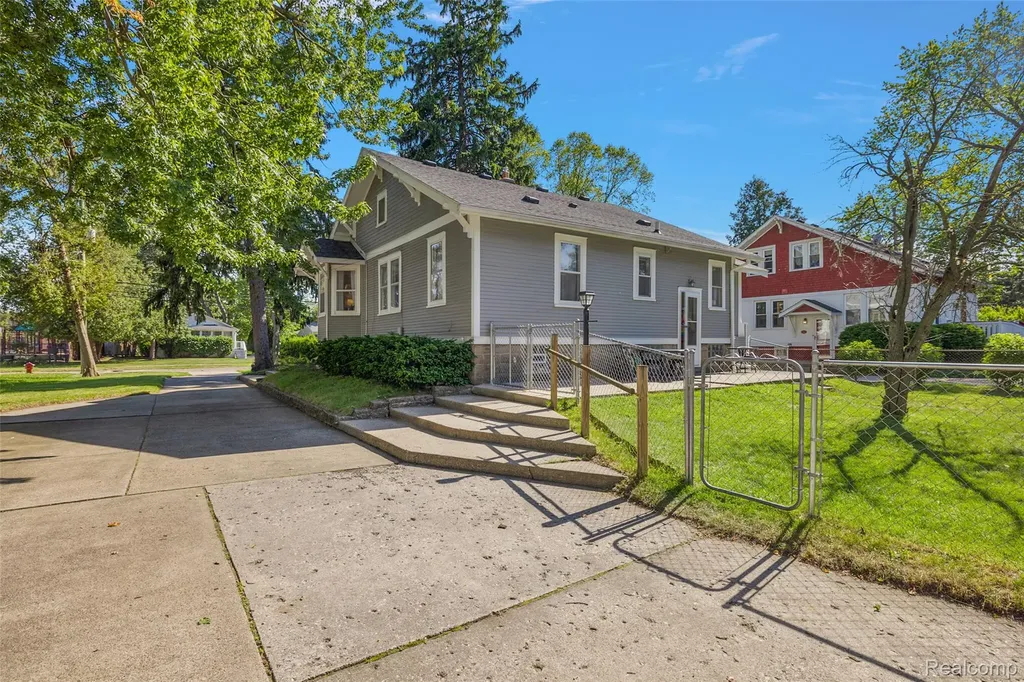 495 Lincoln Avenue Clawson City MI 48017