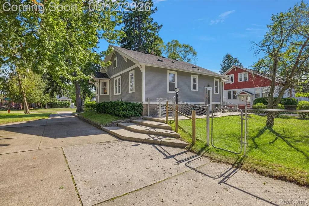 495 Lincoln Avenue Clawson City MI 48017