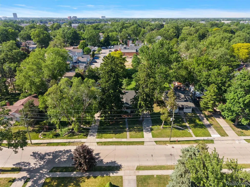 495 Lincoln Avenue Clawson City MI 48017